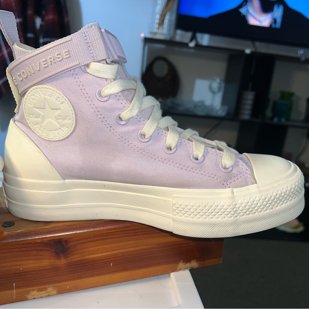 Converse High-Top Sneakers in Light Purple and Off-White like new - Picture 5 of 16
